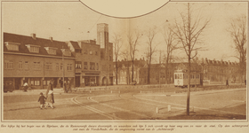 872943 Gezicht op het begin van de Rijnlaan in de Rivierenwijk te Utrecht, met nieuwbouwwoningen; rechts een tramstel ...